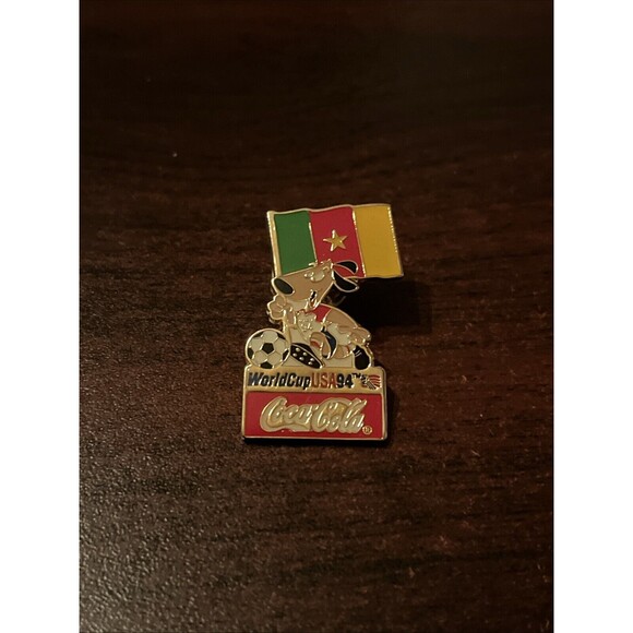 1994 USA‎ World Cup Coca-Cola Stryker Dog Mascot Cameroon Flag Lapel Hat Pin - Picture 1 of 3